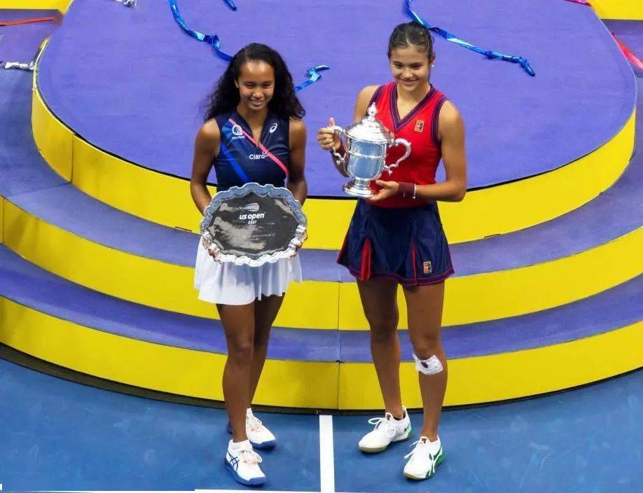 人捧腹大笑 人捧腹大笑